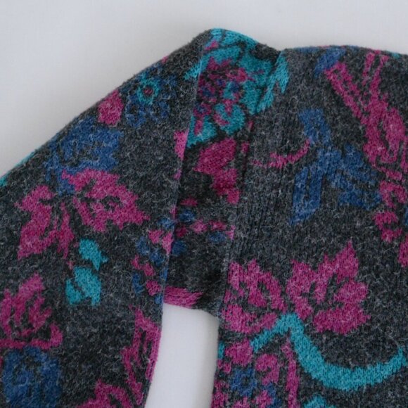 Vintage White Oaks Grey w Pink Teal Floral Knit Crewneck Sweater M - Picture 13 of 13